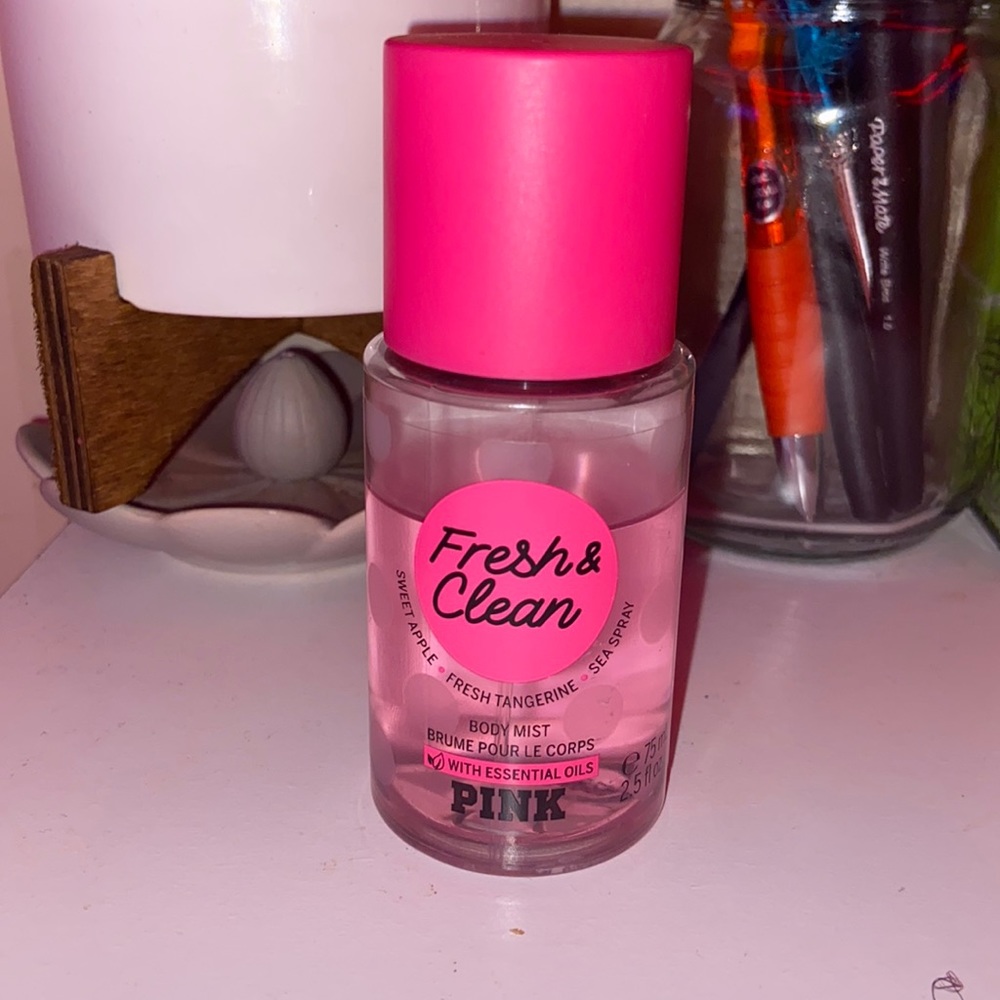 PINK Fresh And Clean Body Mist